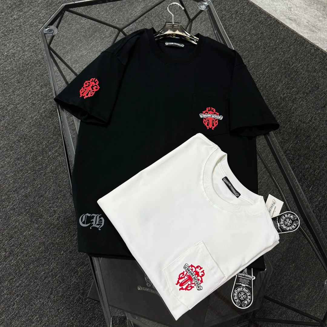 P170 Chrome Hearts 25 high-end versions. The fabric is made of 300 grams of high-density pure cotton. It does not deform or shrink. It has three labels. It is the same style for men and women. Technology: suede foaming + digital printing. Color: white, black. SIZE: S-XL.